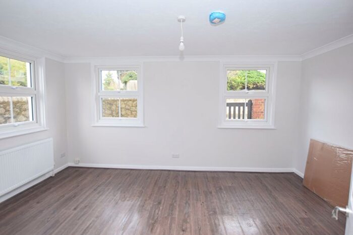 1 Bedroom Flat To Rent In Pine Grove, Penenden Heath, Maidstone, ME14