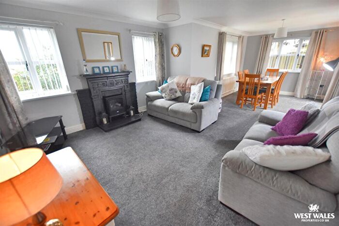 4 Bedroom Detached Bungalow For Sale In Parklands, St Florence, Tenby, SA70