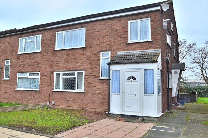2 Bedroom Flat To Rent In Bush Close, Ilford, Essex, IG2