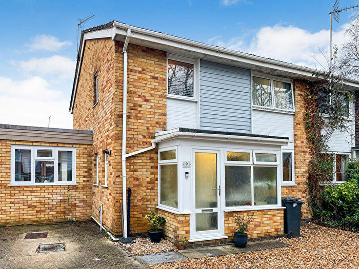 4 Bedroom Semi Detached House For Sale In Rose Close, Hedge End, SO30