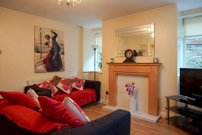 2 Bedroom Flat To Rent In Broomfield Crescent, Leeds, West Yorkshire, LS6