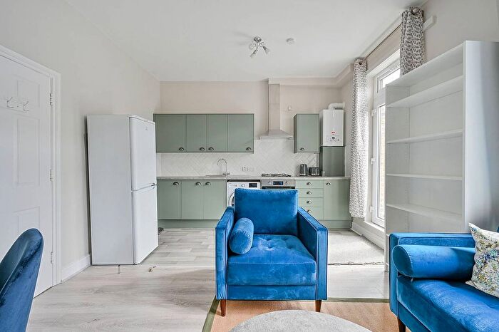 2 Bedroom Flat To Rent In Uxbridge Road, Shepherd's Bush, London, W12