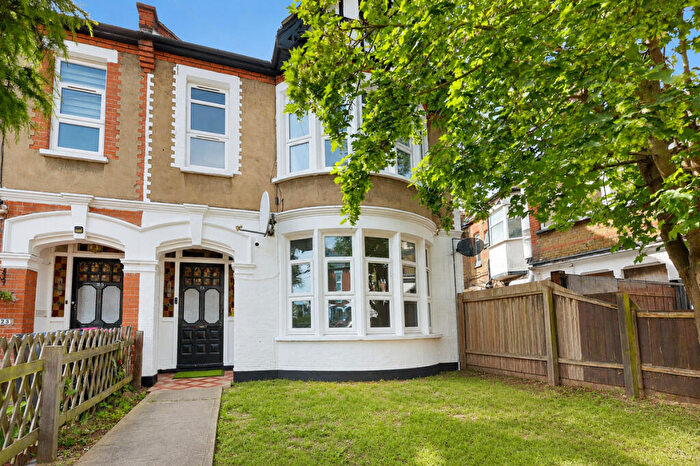 2 Bedroom Flat For Sale In Valkyrie Road, Westcliff-on-sea, SS0