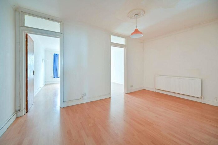 2 Bedroom Flat To Rent In Lordship Lane, East Dulwich, London, SE22