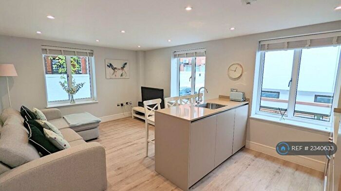 2 Bedroom Flat To Rent In Scholars Court, Guildford, GU1