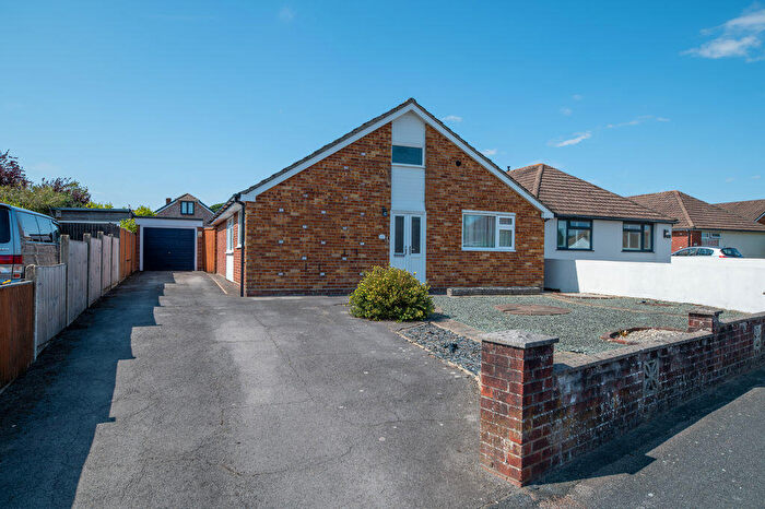 3 Bedroom Detached Bungalow For Sale In Hazleton Way, Horndean, PO8