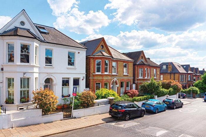 2 Bedroom Flat To Rent In Broomwood Road, Between The Commons, London, SW11