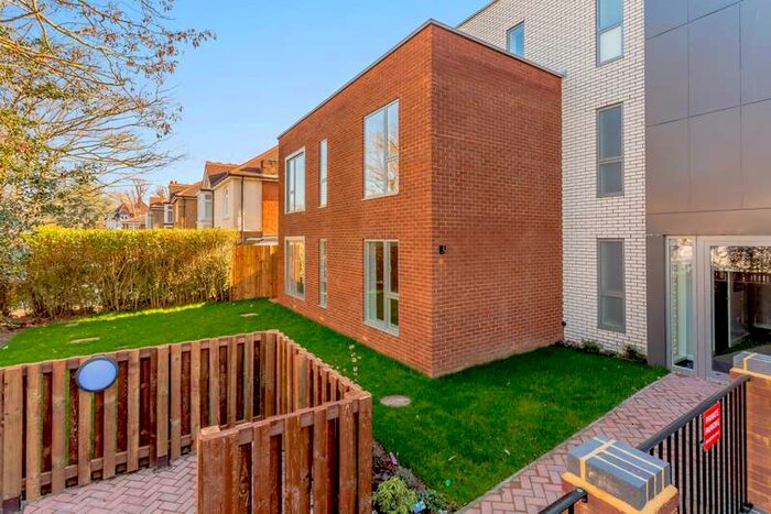 1 Bedroom Apartment To Rent In Green Lane, Shepperton, TW17