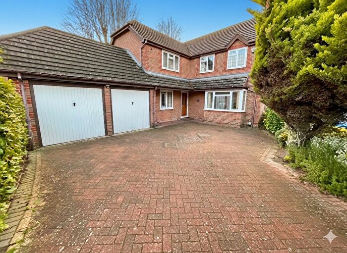 5 Bedroom Detached House For Sale In Greenside Park, Luton, Bedfordshire, LU2