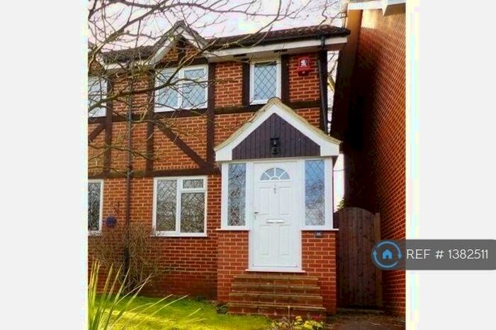 2 Bedroom Semi-Detached House To Rent In The Orchard, Lightwater, GU18