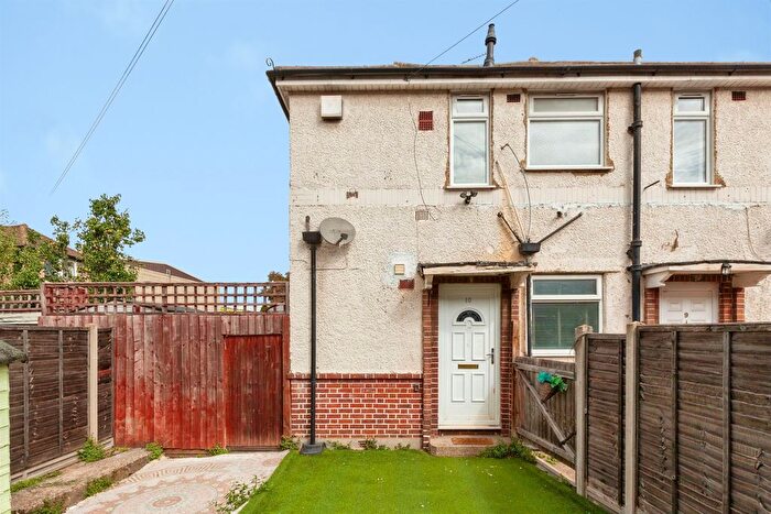 2 Bedroom Maisonette For Sale In Montrose Avenue, Slough, SL1