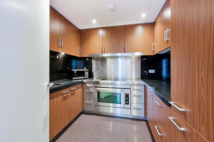 2 Bedroom Apartment To Rent In New Providence Wharf, Fairmont Avenue, E14