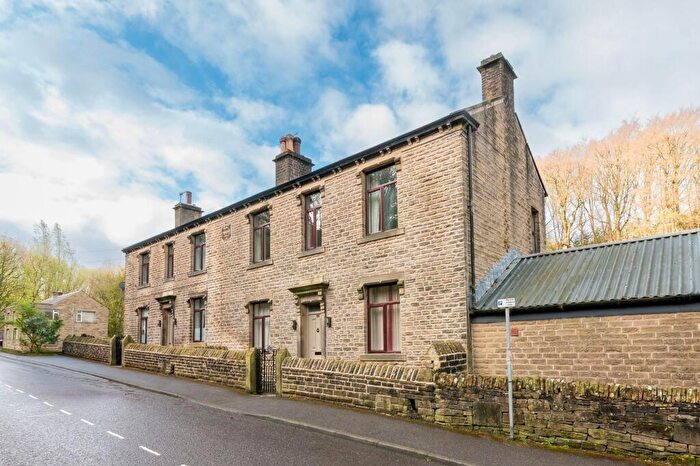 3 Bedroom Character Property For Sale In Dunford Road, Holmfirth, HD9