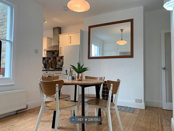 3 Bedroom Flat To Rent In Revelstoke Road, London, SW18