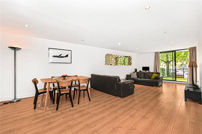 2 Bedroom Flat For Sale In Crews Street, London, E14