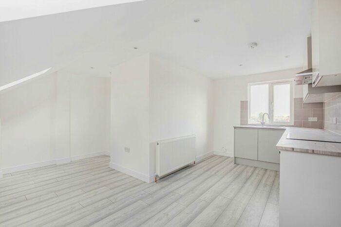 2 Bedroom Maisonette To Rent In High Road Leytonstone, London, E11