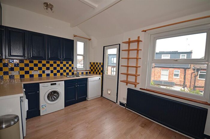 2 Bedroom Maisonette To Rent In Leslie Road, N2