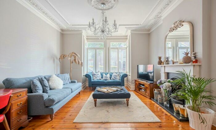 3 Bedroom Flat To Rent In Laitwood Road, London, SW12