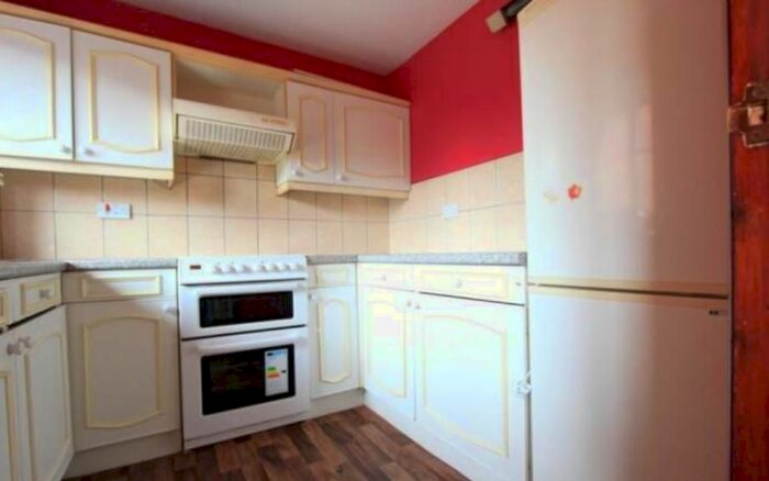2 Bedroom Flat To Rent In Lowry Crescent, London CR4