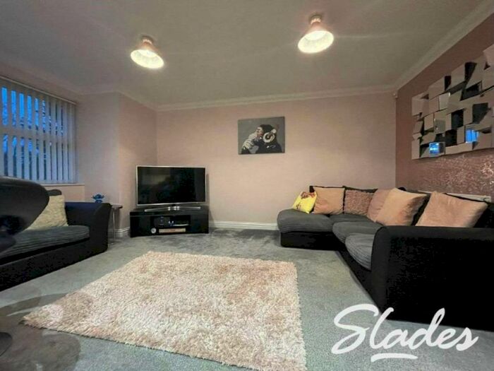 2 Bedroom Apartment To Rent In Richmond Park Road, Bournemouth, Dorset, BH8