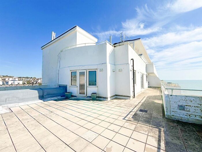 2 Bedroom Flat To Rent In Marine Court, St. Leonards, TN38