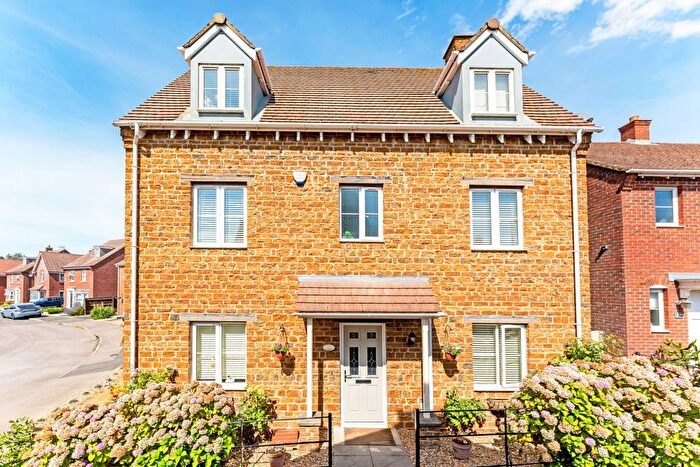 4 Bedroom Detached House For Sale In Buttercup Road, Desborough, Kettering, NN14