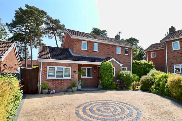 3 Bedroom Detached House For Sale In Greenacre Close, Pocklington, York, YO42