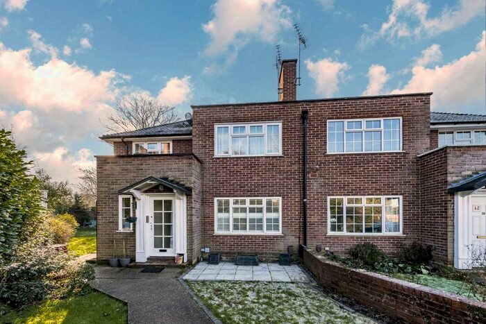 2 Bedroom Maisonette To Rent In Linden Close, Thames Ditton, KT7