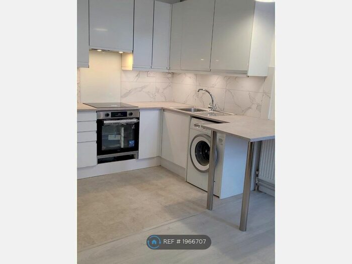 Studio To Rent In Archway Road, London, N19