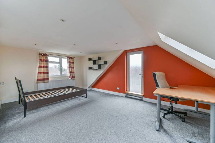 5 Bedroom Semi-Detached House To Rent In Birch Walk, Mitcham, CR4