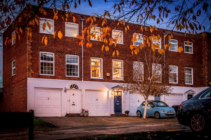 4 Bedroom Town House To Rent In Blenheim Gardens, Kingston Upon Thames, Surrey KT2