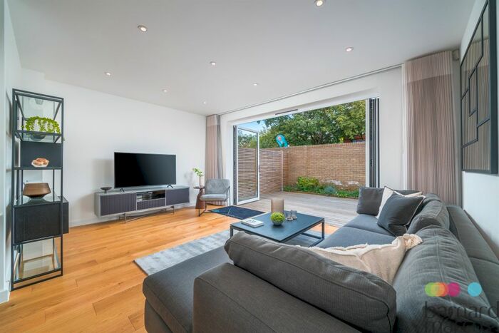 3 Bedroom Terraced House For Sale In Oak Grove, Muswell Hill, London, N10
