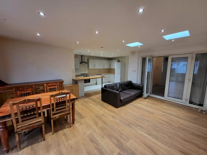 4 Bedroom Semi-Detached House To Rent In Brookdene Road, Plumstead SE18