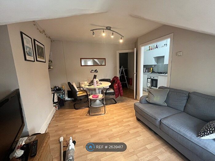 2 Bedroom Flat To Rent In Kenwyn Road, London, SW4