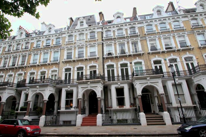 2 Bedroom Flat To Rent In Redcliffe Square, London, SW10