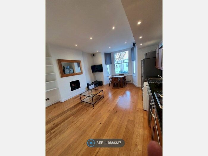 2 Bedroom Flat To Rent In Godolphin Road, London, W12