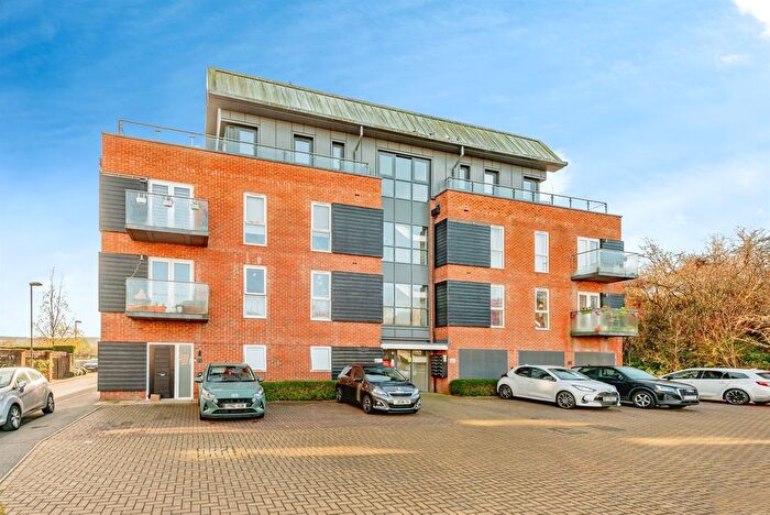 2 Bedroom Flat For Sale In The Kilns, Redhill, RH1