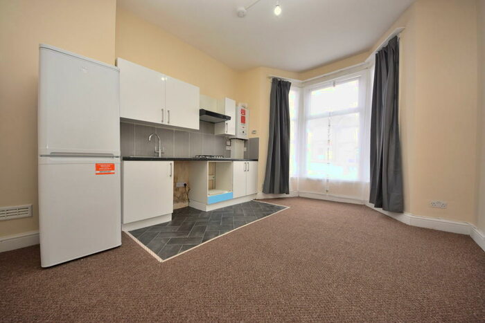 1 Bedroom Flat To Rent In Courtland Avenue, Ilford, IG1