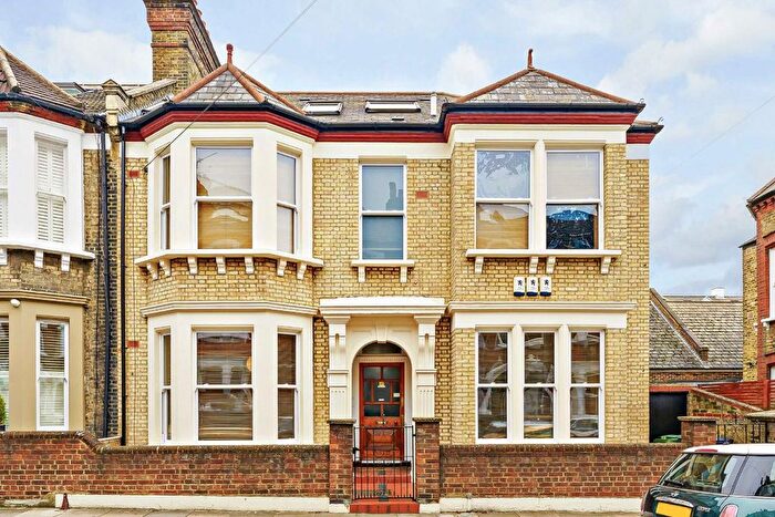 3 Bedroom Flat To Rent In Tremadoc Road, London, SW4