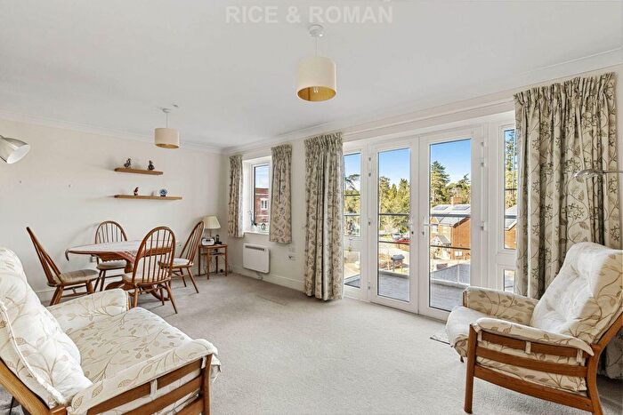 2 Bedroom Flat For Sale In Lynwood Village, Ascot, SL5