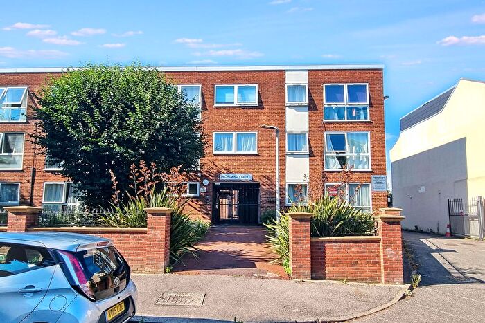 2 Bedroom Flat For Sale In Gordon Road, London, E18