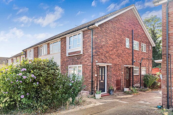 2 Bedroom Maisonette For Sale In Cedar Way, Sunbury-On-Thames, Surrey, TW16
