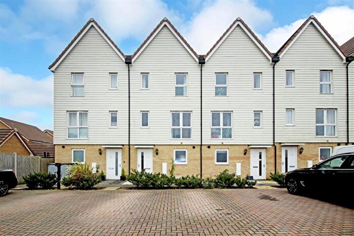 3 Bedroom Terraced House For Sale In Beaton Avenue, Littlehampton, BN17