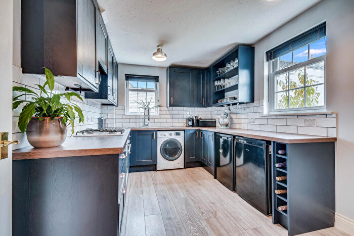 2 Bedroom Flat For Sale In Abell Way, Chancellor Park, Chelmsford, CM2