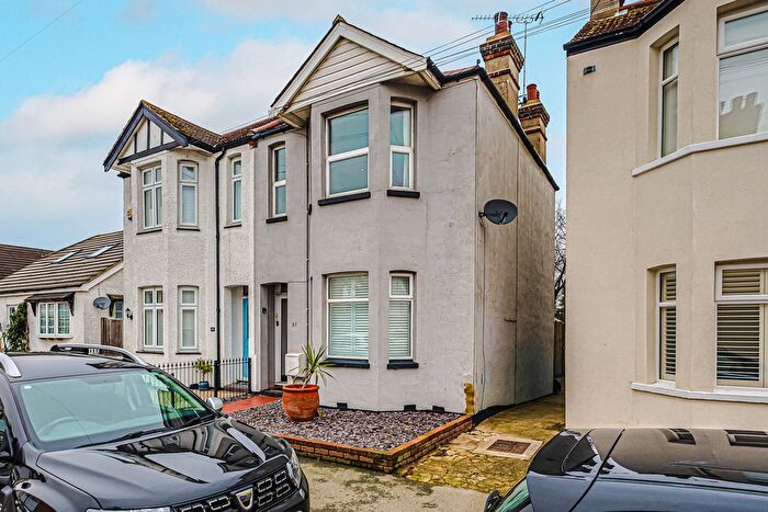 1 Bedroom Flat For Sale In Ronald Hill Grove, Leigh-On-Sea, SS9