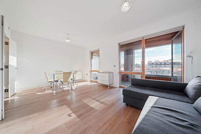 3 Bedroom Flat For Sale In Silvertown Square, London, E16