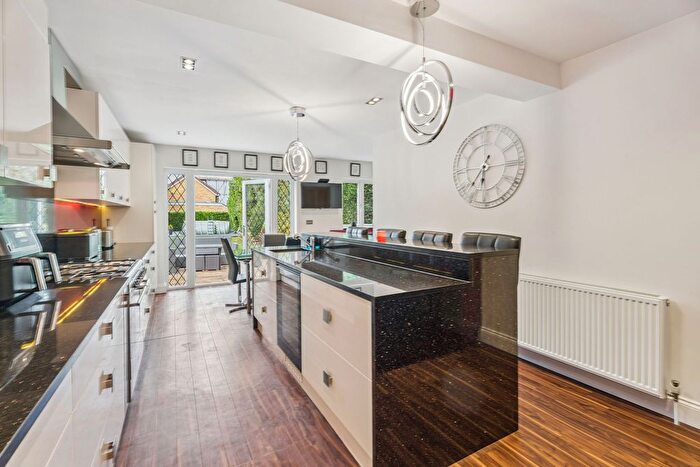 4 Bedroom Detached House For Sale In Beacon Way, Rickmansworth, WD3