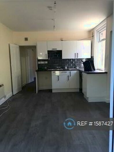 1 Bedroom Flat To Rent In Highfield Crescent, Southampton, SO17