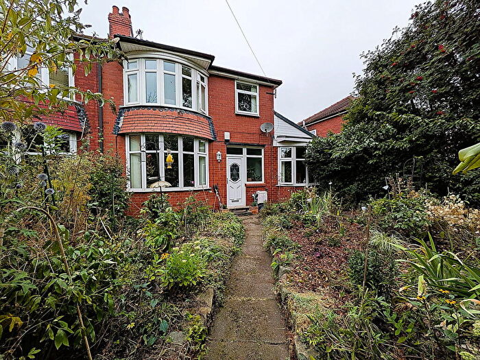 4 Bedroom Semi-Detached House For Sale In Broadway, Chadderton, Oldham, OL9