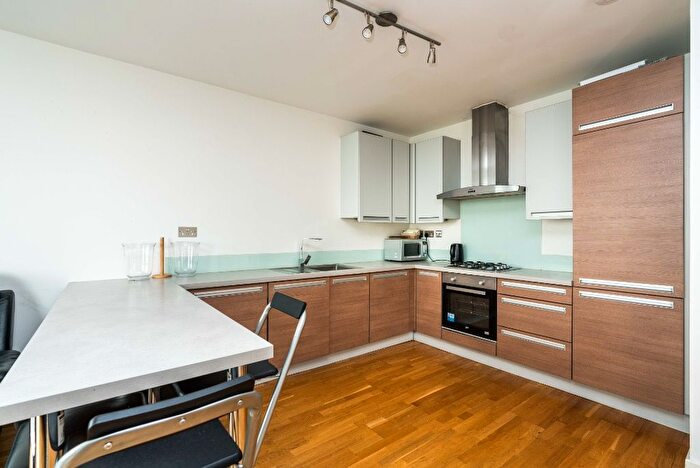 3 Bedroom Flat For Sale In Crown Place Apartments, Varcoe Road, Southwark, London, SE16